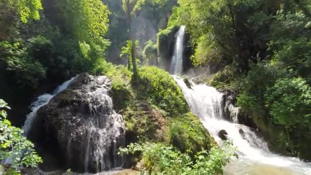 Wspaniały wodospad w słonecznej pogodzie w parku dzikich zwierząt Tivoli, Włochy. — Wideo stockowe