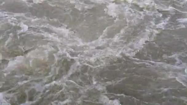 Le débit des rivières de montagne rapides. Mouvement chaotique de bulles d'eau après la chute d'eau .