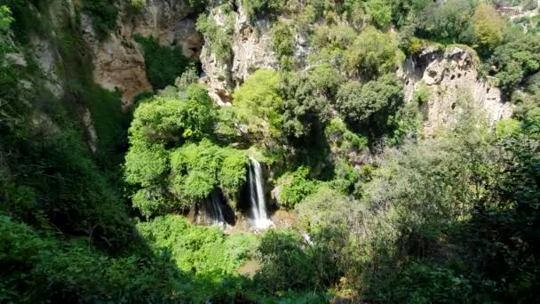 Magnifica cascata con tempo soleggiato nel Parco faunistico di Tivoli, Italia . — Video Stock