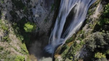 Tivoli Italya 'da şelale üzerinde hava uçuş. Güneşli havalarda Milli parkta şelale