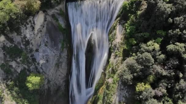 Voo aéreo sobre a Cachoeira que está em Tivoli Itália. Cachoeira no Parque Nacional em tempo ensolarado — Vídeo de Stock