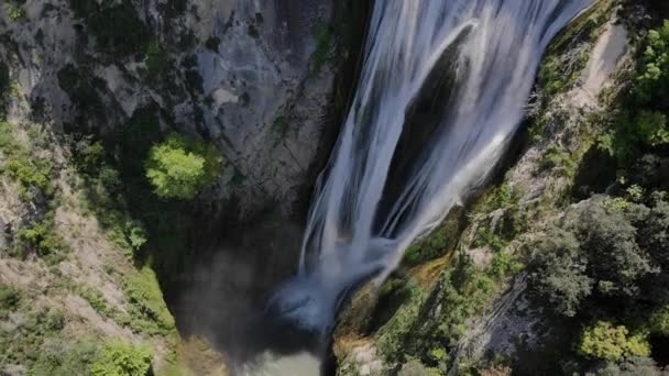 Volo aereo sopra la Cascata che si trova a Tivoli. Cascata nel Parco nazionale con tempo soleggiato — Video Stock