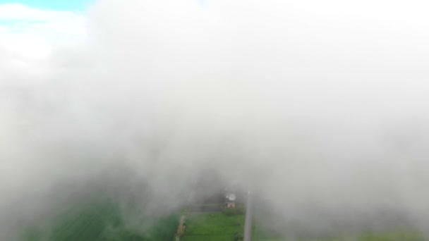 Voando nas nuvens voando nas nuvens. As nuvens estão a mover-se para a câmara. Voando através da nuvem — Vídeo de Stock