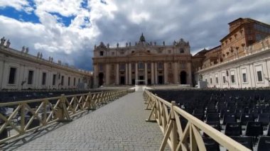 Roma. İtalya. 21 Mayıs 2019 Vatikan'ın önündeki alan. Roma'nın en popüler turistik yer. Büyük sütunlar ve Güneşli hava. Mavi mavi gökyüzü.
