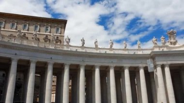İtalya'da Vatikan'da St Peters Bazilikası Büyük Ünlü Sütun