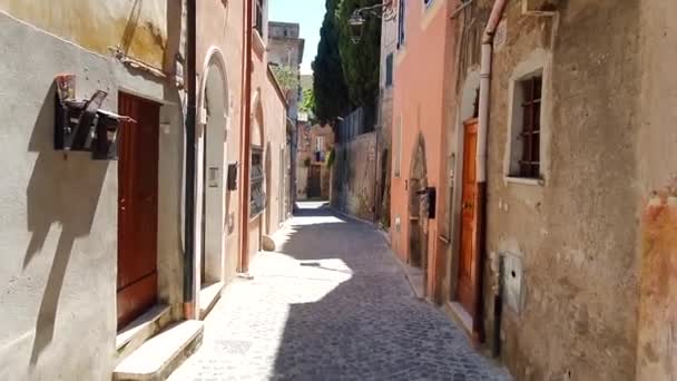 İtalya'nın küçük eski, ıssız sokaklarında yürüyün. Güneşli bir günde turist yürüyüşü — Stok video