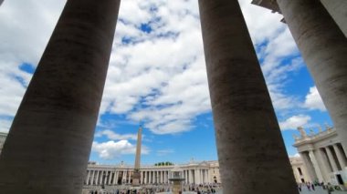 İtalya'da Vatikan'da St Peters Bazilikası Büyük Ünlü Sütun