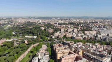Roma, İtalya'da Kolezyum üzerinde bir drone uçan Hava. Kolezyum veya Flavian Amfitiyatro veya Colosseo oval amfitiyatro merkezi.