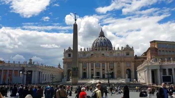 ROMA. ITÁLIA. 21 de maio de 2019 A área em frente ao Vaticano. O destino turístico mais popular de Roma. Grandes colunas e tempo ensolarado. Céu azul azul . — Vídeo de Stock