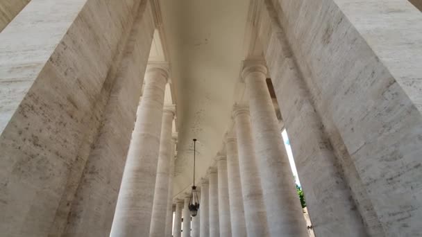 Gran famosa columnata de la Basílica de San Pedro en la ciudad del Vaticano en Italia — Vídeos de Stock