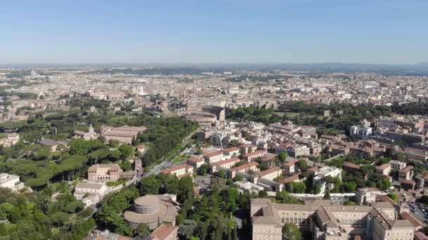 Vzdušné létání nad Koloseem v Římě v Itálii. Coliseum nebo Flavianské amfiteátr nebo Colosseo centrum pro amfiteátr. — Stock video