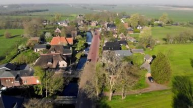 Hollanda'da havadan küçük güzel köy manzarası. Hollanda'da küçük bir köyün evlerinin ve sokaklarının çatıları üzerinde uçmak.
