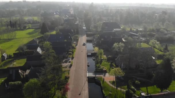 Luftaufnahme kleines schönes Dorf in Holland. fliegen über die Dächer von Häusern und Straßen eines kleinen Dorfes in Holland. — Stockvideo