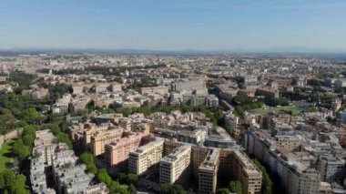 Havadan roma görünümü üstte. Roma'daki evlerin kuş bakışı görünümü. Evler ve sokaklar üzerinde uçmak.