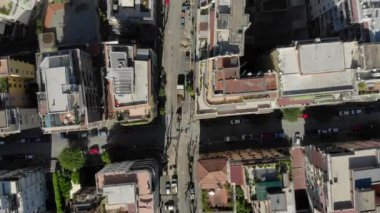 Havadan roma görünümü üstte. Roma'daki evlerin kuş bakışı görünümü. Evler ve sokaklar üzerinde uçmak.