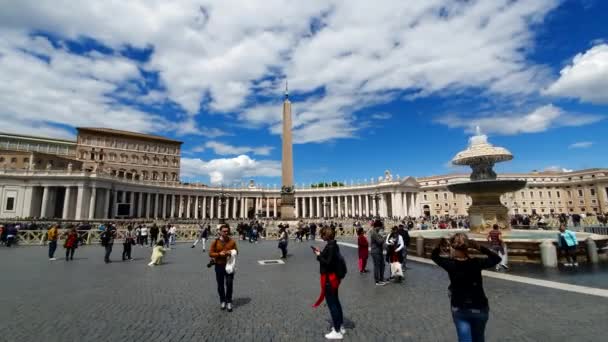 Řím. Itálie. 21. května 2019 oblast před Vatikánem. Nejoblíbenější turistická destinace v Římě. Velké sloupy a slunečné počasí. Modrá modrá obloha. — Stock video