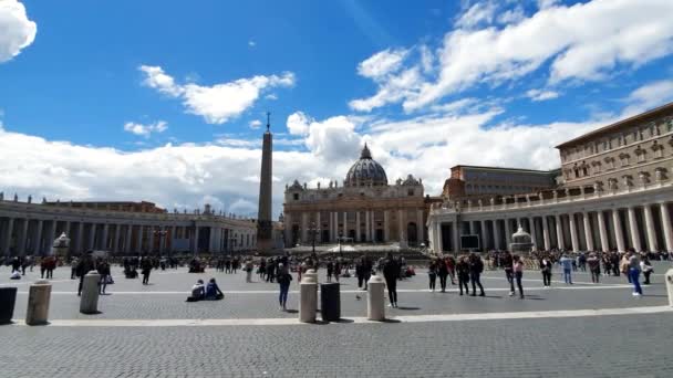 Rom. Italien. 21 maj 2019 området framför Vatikanen. Det mest populära turistmålet i Rom. Stora kolonner och soligt väder. Blå blå himmel. — Stockvideo