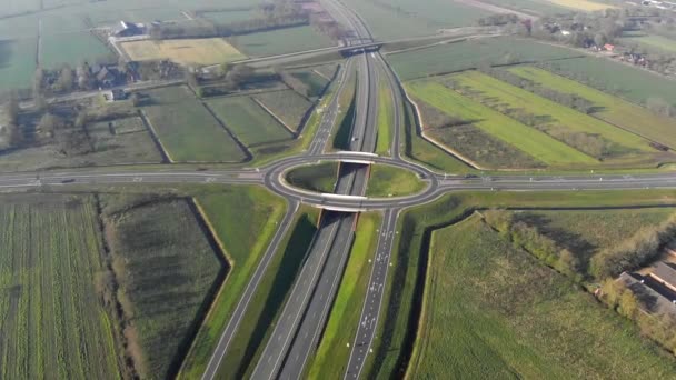 Letecký pohled létající blízko dálnice spojující hlavní města Holandska. Pohyb aut na dálnici.