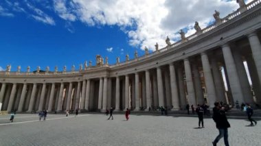 Roma. İtalya. 21 Mayıs 2019 Vatikan'ın önündeki alan. Roma'nın en popüler turistik yer. Büyük sütunlar ve Güneşli hava. Mavi mavi gökyüzü.