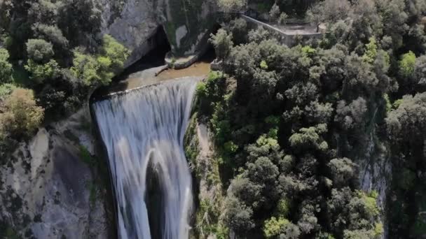 Lot lotniczy nad wodospadem, który jest w Tivoli we Włoszech. Wodospad w Parku Narodowym w słonecznej pogodzie — Wideo stockowe