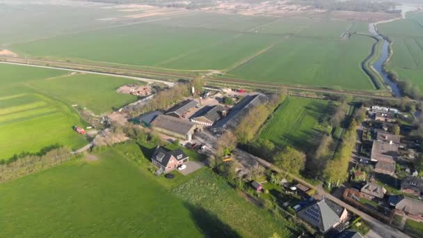 Luchtfoto klein mooi dorp in Nederland. Vliegen over de daken van huizen en straten van een klein dorpje in Nederland. — Stockvideo