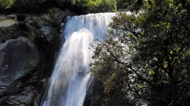 Stort vattenfall är fascinerande. Magnifik vattenfall på en solig dag i staden Tivoli i Italien — Stockvideo