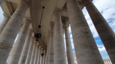 İtalya'da Vatikan'da St Peters Bazilikası Büyük Ünlü Sütun