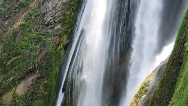 Grande cachoeira é fascinante. Magnífica cachoeira em um dia ensolarado na cidade de Tivoli, na Itália — Vídeo de Stock