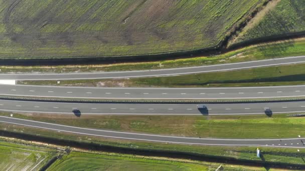 Letecký pohled létající blízko dálnice spojující hlavní města Holandska. Pohyb aut na dálnici.