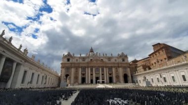 Roma. İtalya. 21 Mayıs 2019 Vatikan'ın önündeki alan. Roma'nın en popüler turistik yer. Büyük sütunlar ve Güneşli hava. Mavi mavi gökyüzü.
