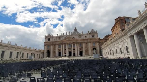ROME. ITALY. 21 Mei 2019 Wilayah di depan Vatikan. Tujuan wisata paling populer di Roma. Kolom besar dan cuaca cerah. Langit biru biru biru . — Stok Video