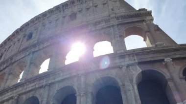 Güneş bir ışın Roma, Italya 'da Colosseum kemerleri geçer.