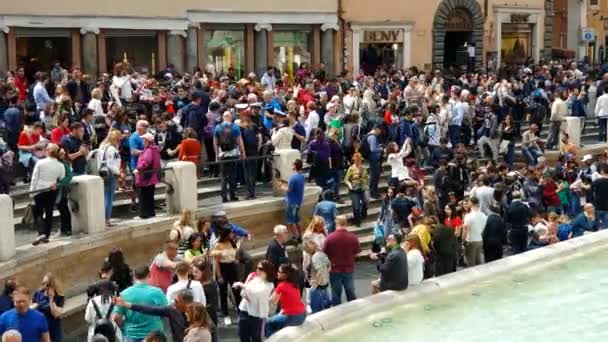 Roma. İtalya. 21 Mayıs 2019 Çeşme Trevi Çeşmesi, ünlü Barok çeşme ve Roma'nın en çok ziyaret edilen konumlar biri yakınında turistlerin çok sayıda. — Stok video