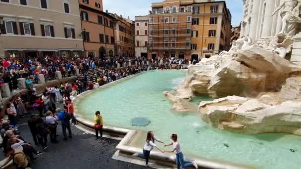 Rome. Italië. Mei 21, 2019 een groot aantal toeristen in de buurt van de fontein Trevifontein, de beroemde barokke fontein en een van de meest bezochte attracties van Rome. — Stockvideo