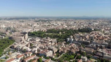Roma, İtalya'da Kolezyum üzerinde bir drone uçan Hava. Kolezyum veya Flavian Amfitiyatro veya Colosseo oval amfitiyatro merkezi.