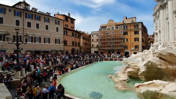 Róma. Olaszország. Május 21, 2019 A nagy számú turista közelében szökőkút Trevi-kút, a híres barokk szökőkút és az egyik leglátogatottabb nevezetességei Róma. — Stock videók