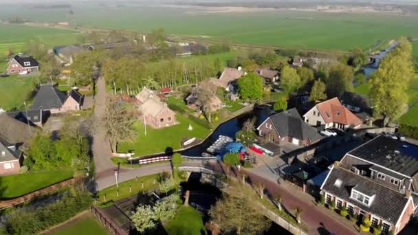 Luftaufnahme kleines schönes Dorf in Holland. fliegen über die Dächer von Häusern und Straßen eines kleinen Dorfes in Holland. — Stockvideo