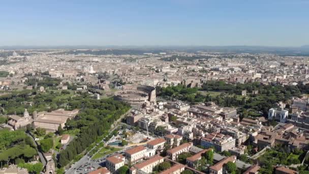Roma, İtalya'da Kolezyum üzerinde bir drone uçan Hava. Kolezyum veya Flavian Amfitiyatro veya Colosseo oval amfitiyatro merkezi. — Stok video