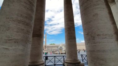 İtalya'da Vatikan'da St Peters Bazilikası Büyük Ünlü Sütun