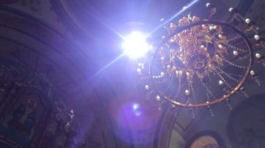 Kilisenin penceresinden geçen ve Kilise'yi aydınlatan bir güneş ışığı. Üstte görüntü