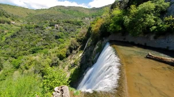 Vista dalla cima della cascata. Il fiume diventa una cascata. Una goccia d'acqua . — Video Stock