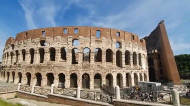 Roma. İtalya. 21 Mayıs 2019. Roma 'nın Kolezyum-Roma 'nın merkezinde güneşli bir günde mavi bir gökyüzüne karşı antik amfiteatr, Italya