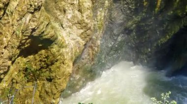 Kayalıkların üzerinde yerleşen şelale, Rüzgar ve su rüzgarlar. Şelale içinde kmni şelale yosun ve su ile kaplı.