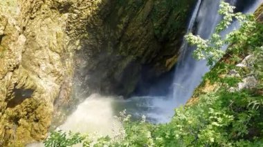 Italya 'da sıcak bir gün güzel büyük şelale. Bir yaban hayatı park su bir damla.