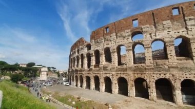 Roma. İtalya. 21 Mayıs 2019. Roma 'nın Kolezyum-Roma 'nın merkezinde güneşli bir günde mavi bir gökyüzüne karşı antik amfiteatr, Italya