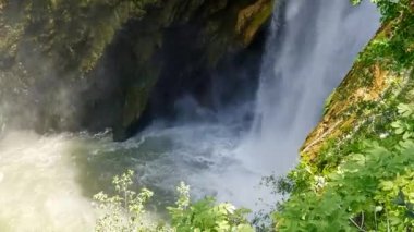 mağarada güçlü su akışı. Yeraltı küçük bir şelale. Taşlar arasında su molası akışı