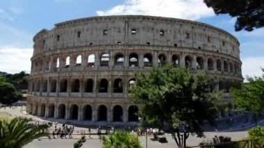 Roma. İtalya. 21 Mayıs 2019. Roma 'nın Kolezyum-Roma 'nın merkezinde güneşli bir günde mavi bir gökyüzüne karşı antik amfiteatr, Italya