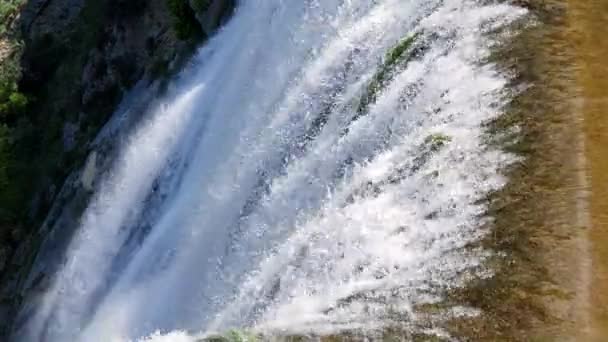 Vue du haut de la cascade. La rivière se transforme en cascade. Une goutte d'eau . — Video