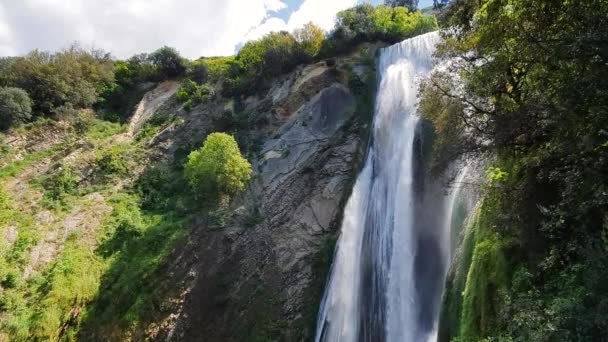 Krásný velký vodopád za horkého dne v Itálii. Kapka vody v parku divočiny. — Stock video