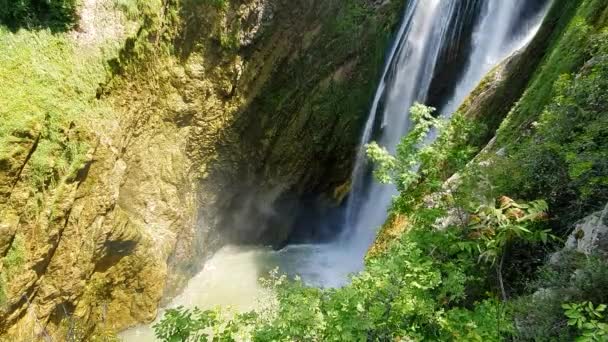 Vackra stora vattenfall på en varm dag i Italien. En droppe vatten i en djurpark. — Stockvideo